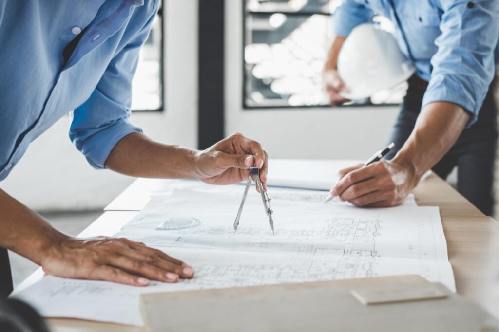 W dynamicznie rozwijającym się sektorze budowlanym, gdzie ryzyko zawodowe jest jednym z najwyższych, odpowiednie zabezpieczenie prawne i finansowe staje się kluczowe dla każdego profesjonalisty.